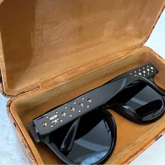 NWOT Ladies MCM Black Sunglasses With Original Case And Cloth - Picture 3 of 11